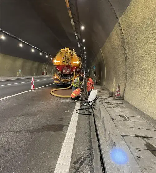 峨边隧道排水渠清淤